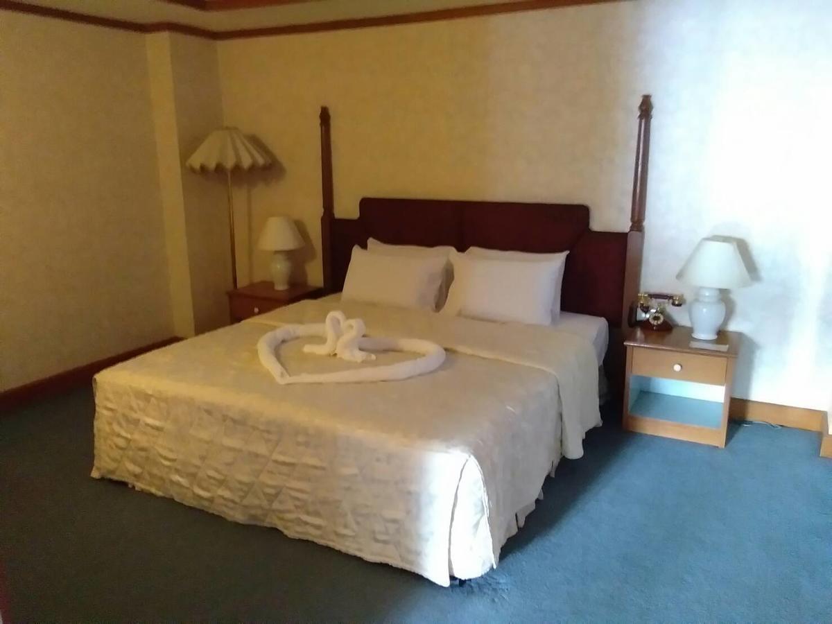 Petchkasem Grand Hotel Surin Extérieur photo