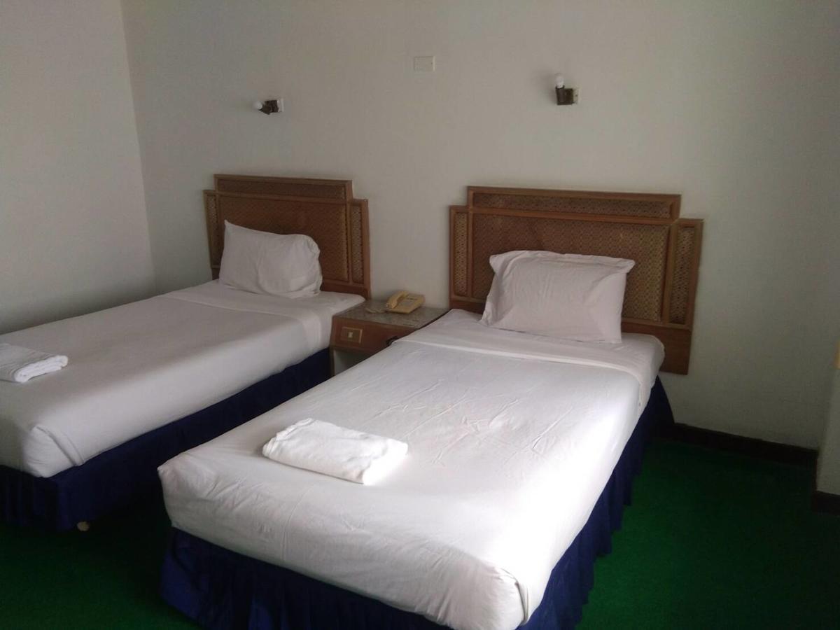 Petchkasem Grand Hotel Surin Extérieur photo