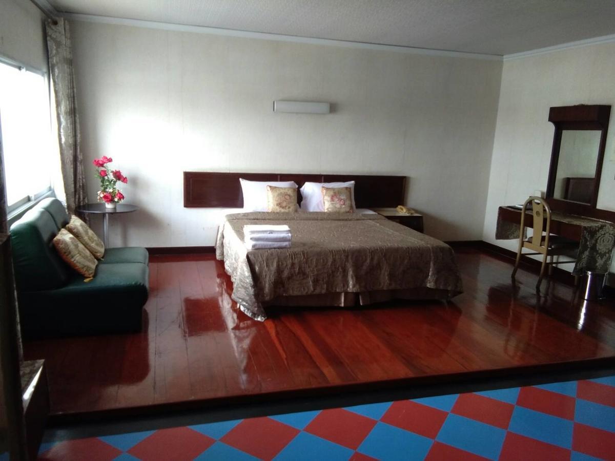 Petchkasem Grand Hotel Surin Extérieur photo